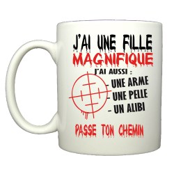 Mug  humoristique j'ai une fille magnifique, j'ai aussi une arme, une pelle et un alibi...