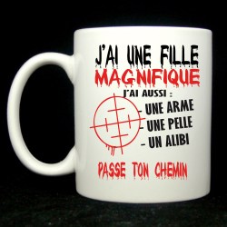 Grand Mug  humoristique j'ai une fille magnifique, j'ai aussi une arme, une pelle et un alibi...